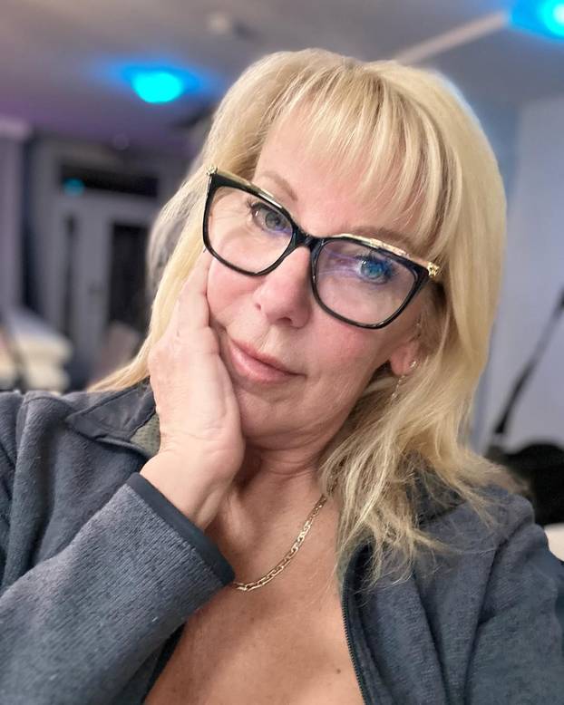 FOTO Policajka (61) dala otkaz i postala hit na internetu: Mnogi bi voljeli da ih 'privede'...