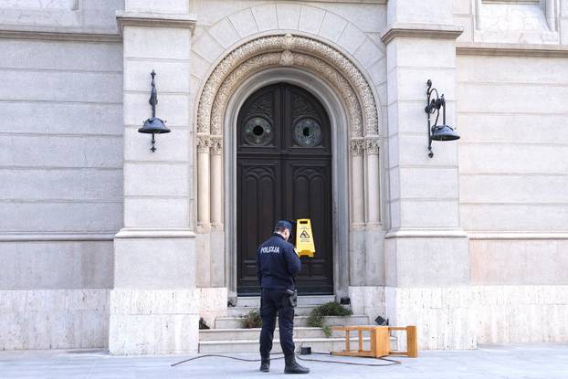 Zagreb:  Vandalizirana ulazna vrata i dvorište pravoslavne crkve na Cvjetnom trgu