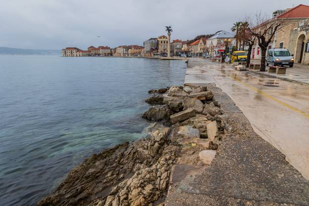Šteta na rivi u Kaštel Starom nakon olujnog nevremena