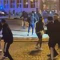 VIDEO Kaos u Poljskoj! Huligani se mlatili na ulicama i razbijali kafiće, policija bacala suzavac...