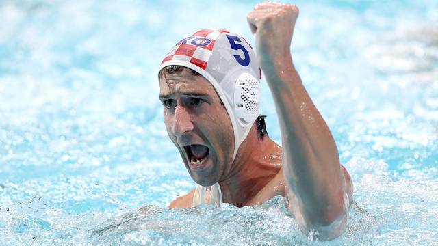 Hrvatski vaterpolisti pobijedili su Srbiju sa 14:12 u te osigurali plasman u četvrtrfinale  Olimpijade