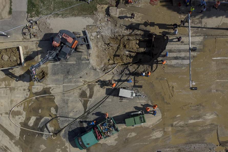 Pogled iz zraka na raskrižje Selske i Baštijanove gdje je puknula vodovodna cijev