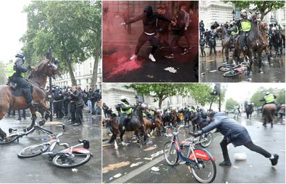 Podivljali prosvjednici: Bacali su baklje i bicikle na konje, policajka se zabila u semafor!