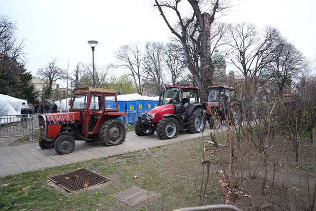 Beograd: Oštećeni traktori parkirani oko Pionirskog parka