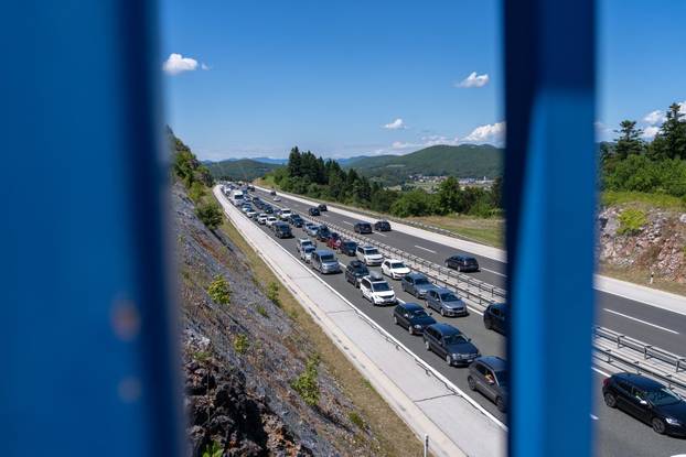 Otočac: Kolona prije tunela Plasina u smjeru Dubrovnika