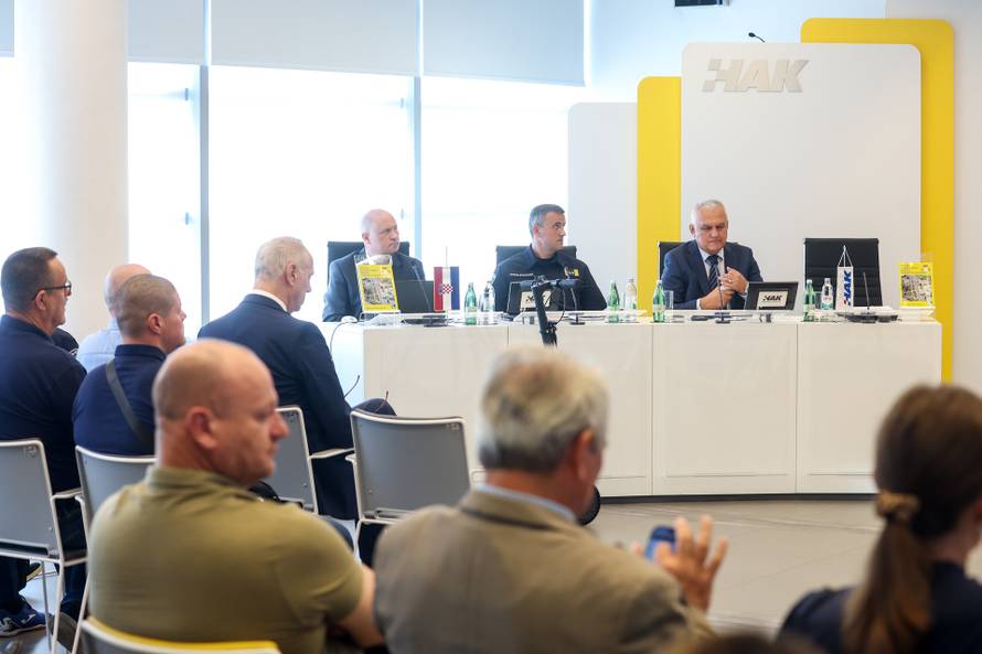 Zagreb: Predstavljanje novog preventivno-edukativnog programa Hrvatskog autokluba o korištenju e-romobila