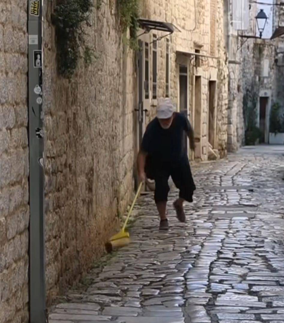 VIDEO Mladenci u Trogiru našli savršeni kadar, kada je iskočio - štakor! Pa ljuti barba s metlom!