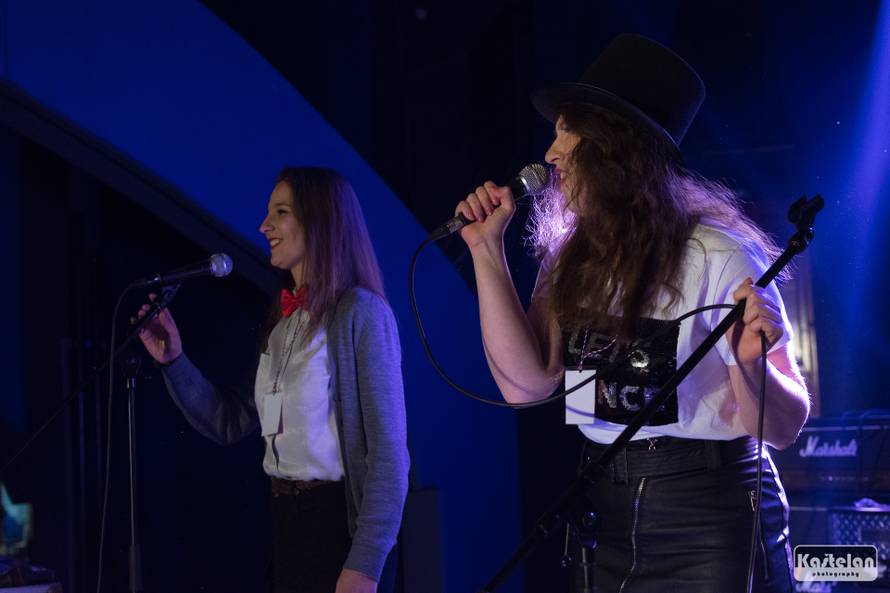 Vitasović je studenticu pozvao na stage pa su skupa zapjevali