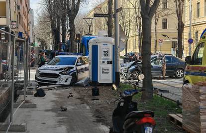 FOTO Sudarili se policijski auto i Mercedes u Zagrebu: 'Krhotine su letjele svuda, srušili su stup'