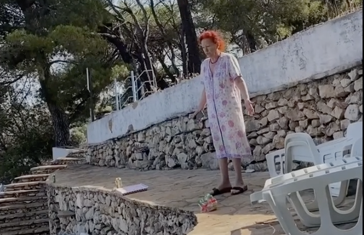 Žena napala kupače u Milni: 'To su naše ležaljke, ovo je moja plaža... Vi biste sve tuđe uzeli!'