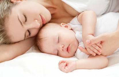 Beba bolje spava izvan vašeg kreveta i naviknuta na rutinu