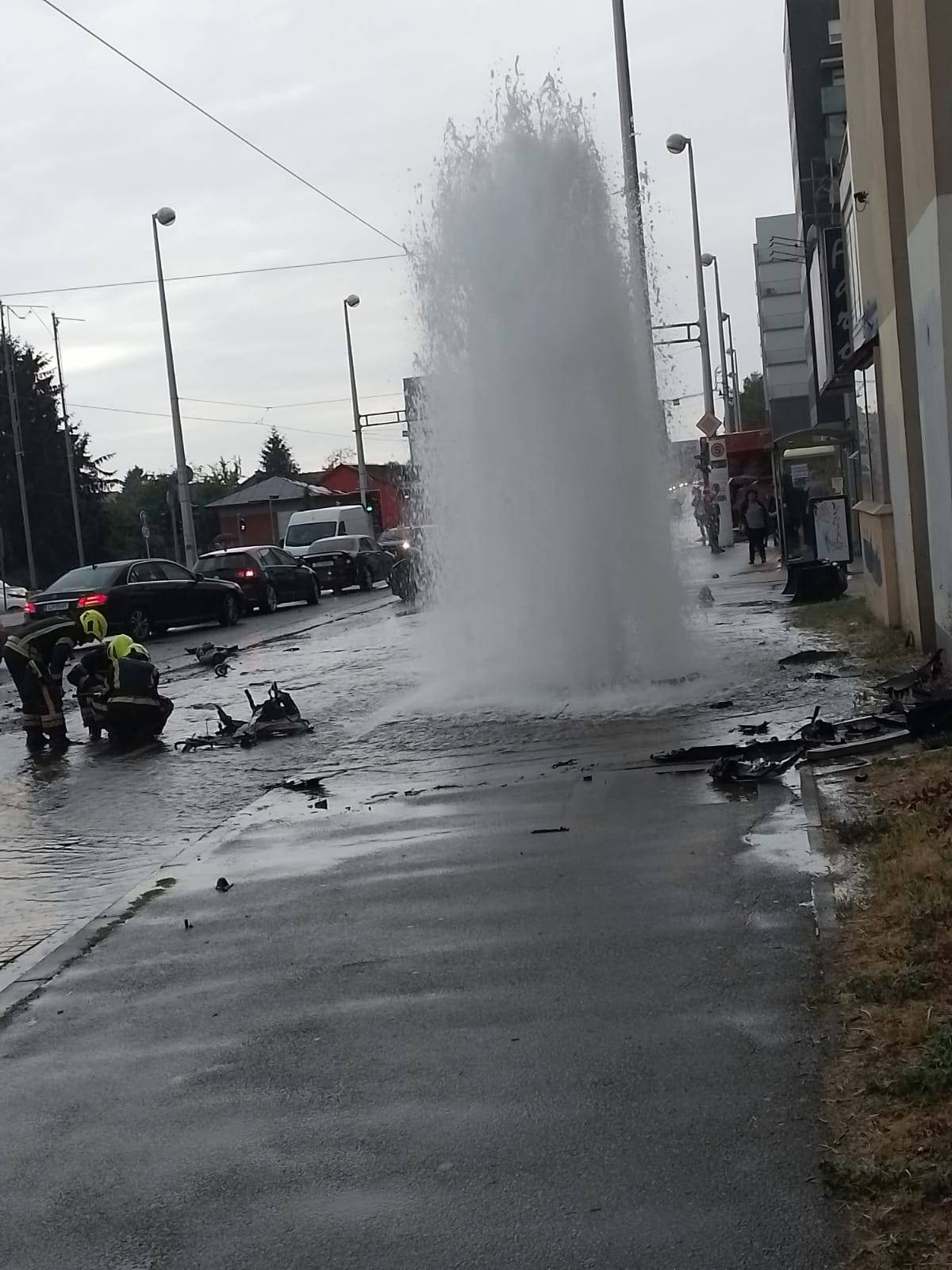 VIDEO Krš i lom u Dubravi: Lexusom pomeo hidrant, voda šikljala nekoliko metara u zrak