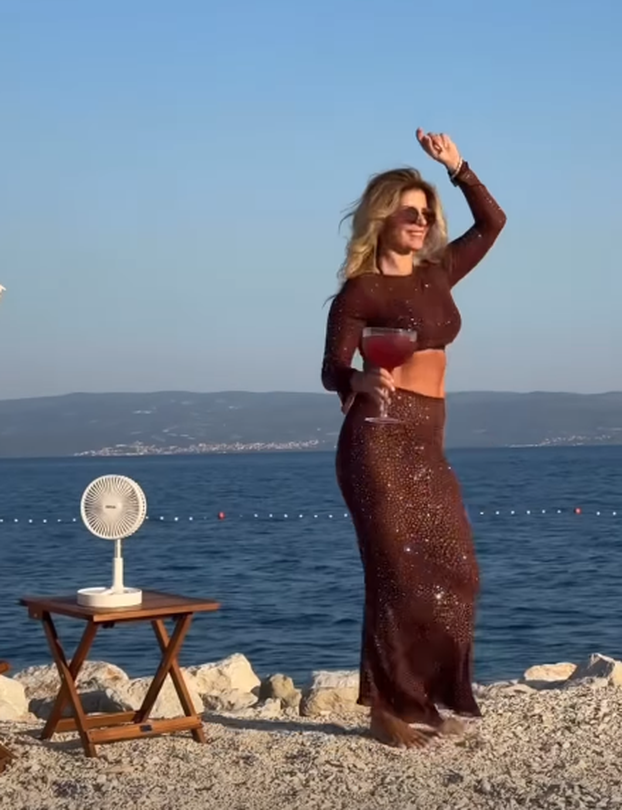 FOTO Mama Renata plesala na plaži: Ispod suknje su provirile tangice, pokazala vitku figuru