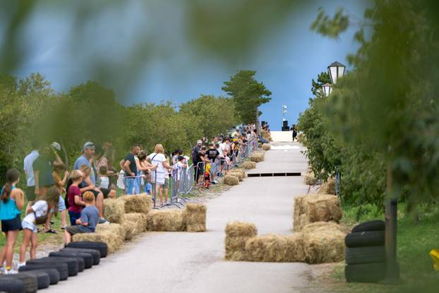 Senj: Održana 1. Senjska maškarana utrka 'Gravity race Senj 2025' podno tvrđave Nehaj