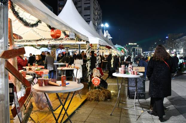 FOTO Blagdanska atmosfera na paljenju druge adventske svijeće u Slavonskom Brodu
