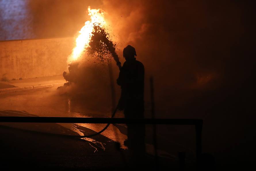 Buktinja kod zadarskih zidina: U noći izgorio luksuzni BMW