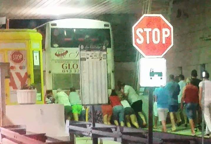 'Dragi putnici, možete li samo na kratko pogurati autobus...'