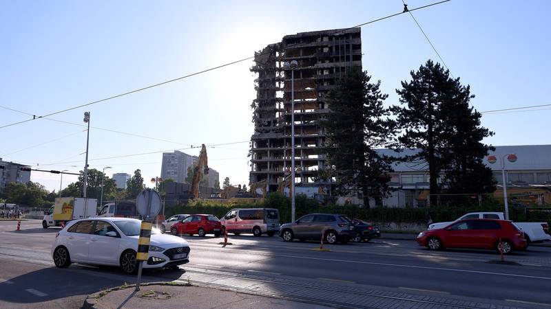 FOTO Zbog kvara bagera koji trga Vjesnik odgodili otvaranje 