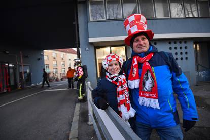 FOTO Navijači se okupljaju na ulicama diljem Zagreba: Čekaju da prođe autobus s vatrenima