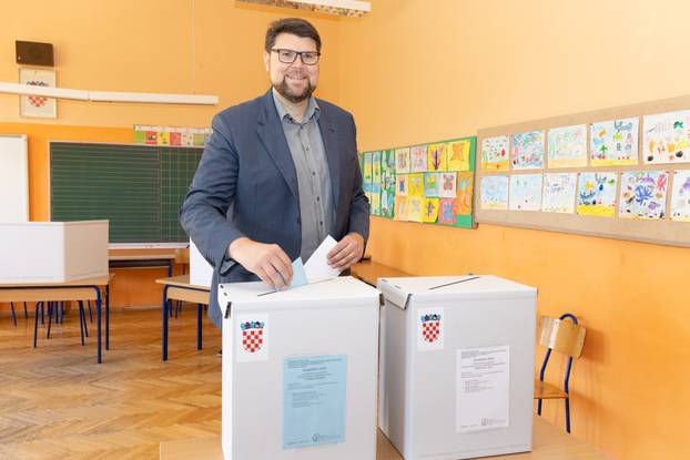 Pula: Kandidat za gradonačelnika Peđa Grbin glasovao u drugom krugu lokalnih izbora
