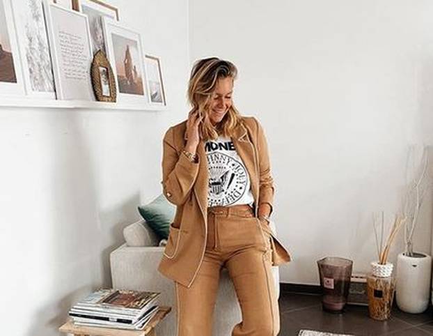 Belgijanka Aurelie Van Daelen ima super poslovni look - bijela majica plus udobno bež odijelo