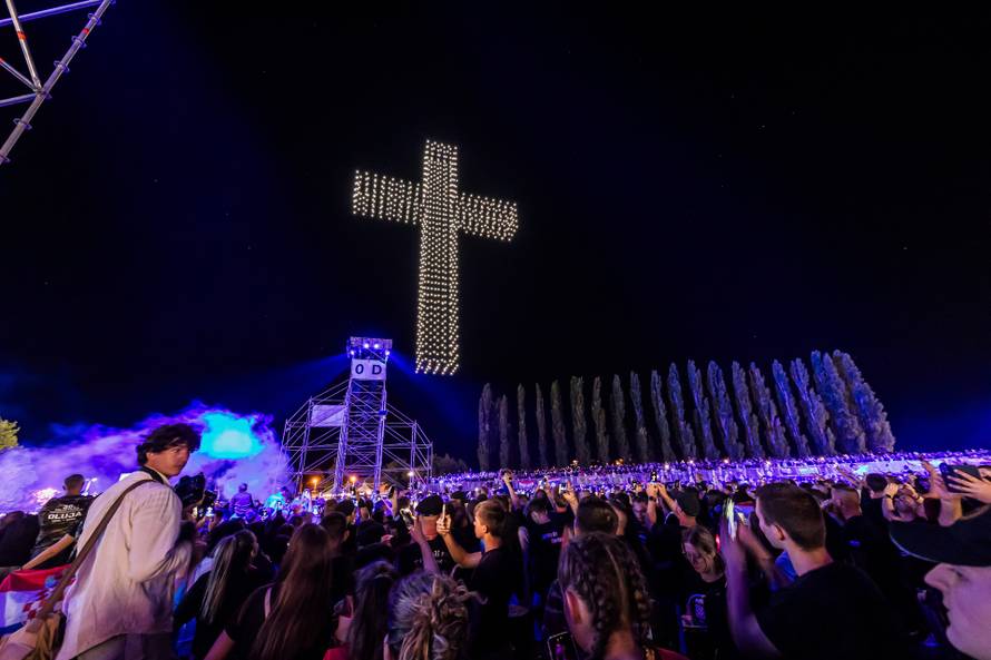 Scenografija dronovima na koncertu Marka Perkovića Thompsona