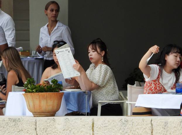 Dubrovnik ljeti, tisuće posjetitelja, ali i bogata ponuda za svakoga