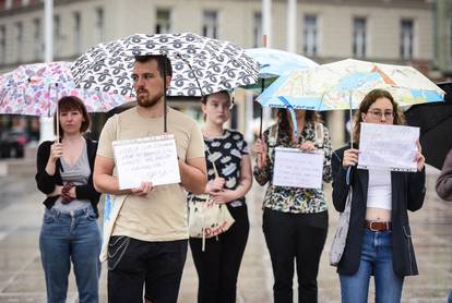 Pod šarenim kišobranima digle plakate i stale pred molitelje na Trgu: 'Ja o sebi odlučujem!'