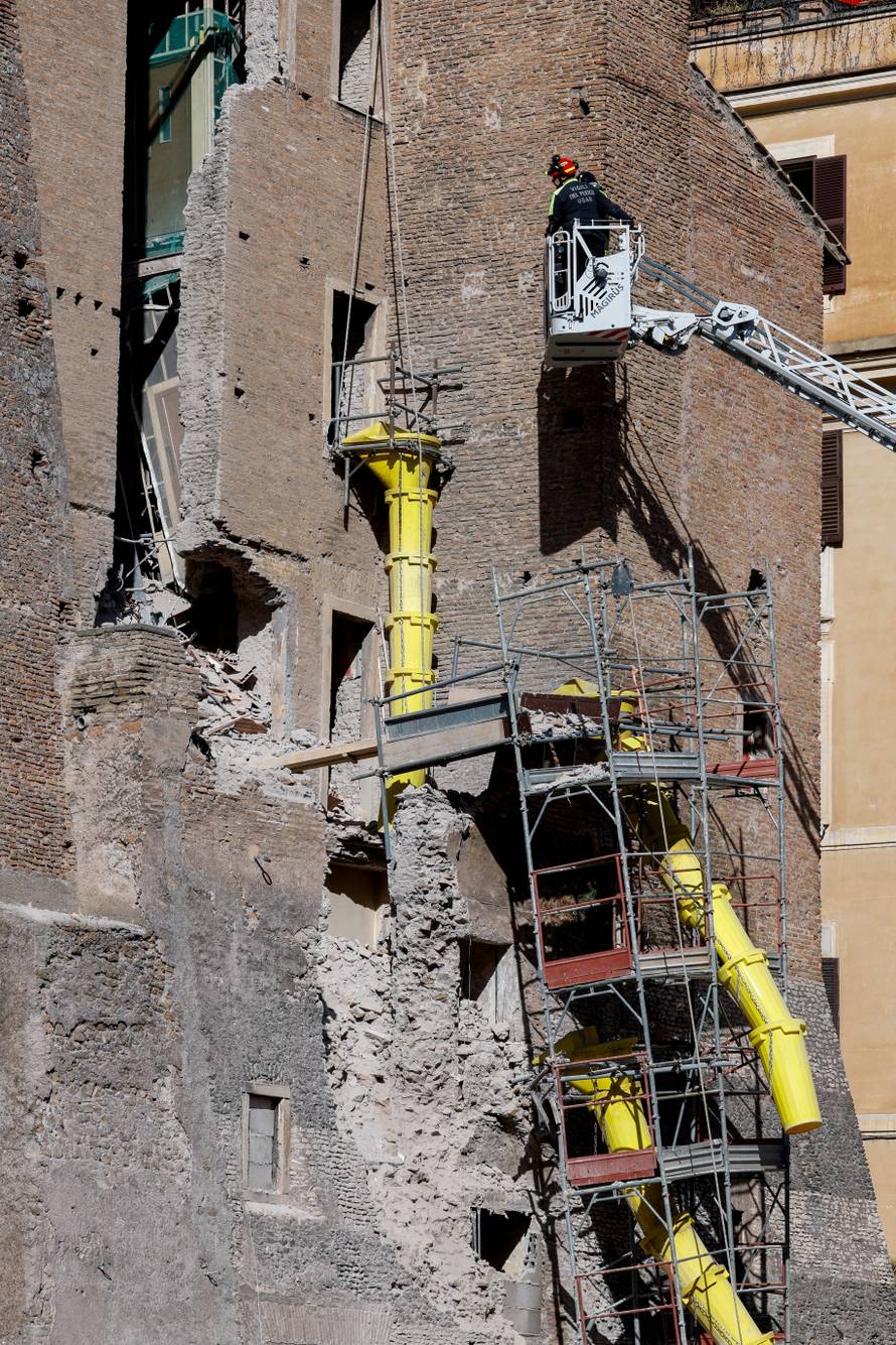 Part of Torre dei Conti tower collapses in Rome
