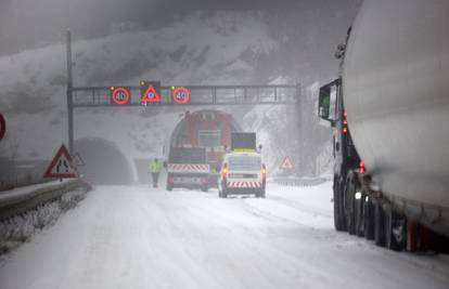 Najviše snijega u Crnom Lugu, padat će i danas, a probleme u prometu radit će ledena kiša