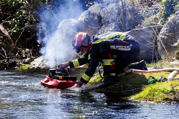 Tijekom dana planuo je požar uz rijeku Žrnovnicu