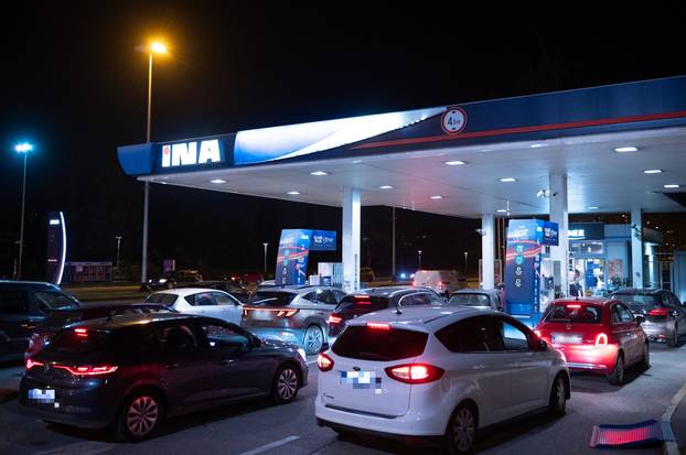 FOTO Gužve na benzinskim postajama po Zagrebu! Toči se gorivo dok cijene ne poskupe...