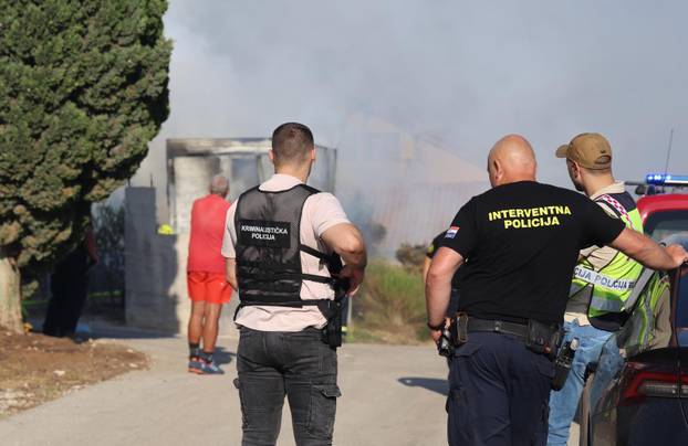 Požar u Vinišću stavljen pod kontrolu, policija istražuje uzrok