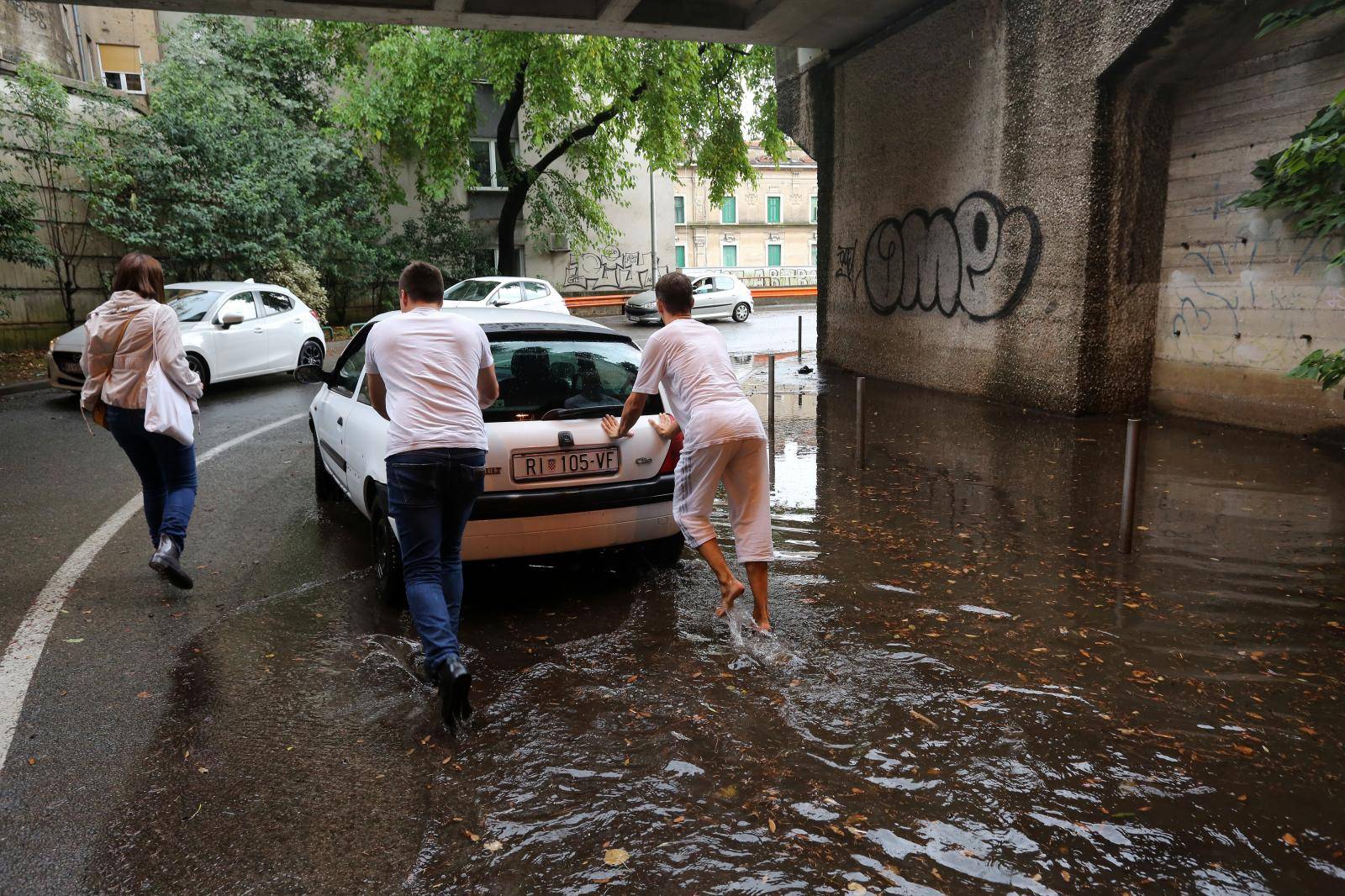 Rijeka: Prolaznici pomogli u uklanjanju vozila koje se pokvarilo u poplavljenom podhodniku