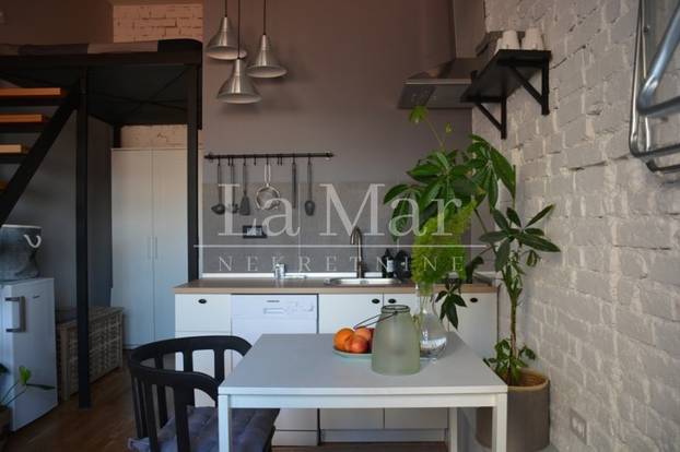 Ovo još niste vidjeli! Stolice po zidu, a krevet na 'stropu'. Ovih 18m2 u Zagrebu košta 122.000€