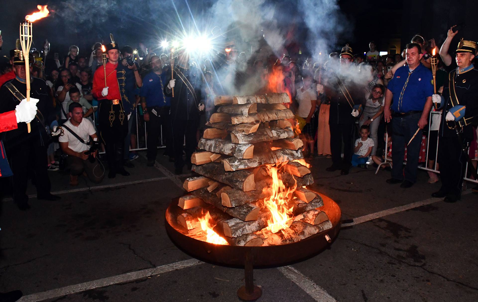 Požega: Održan Festival kulena i vina i tradicionalni Ivanjski krijes 