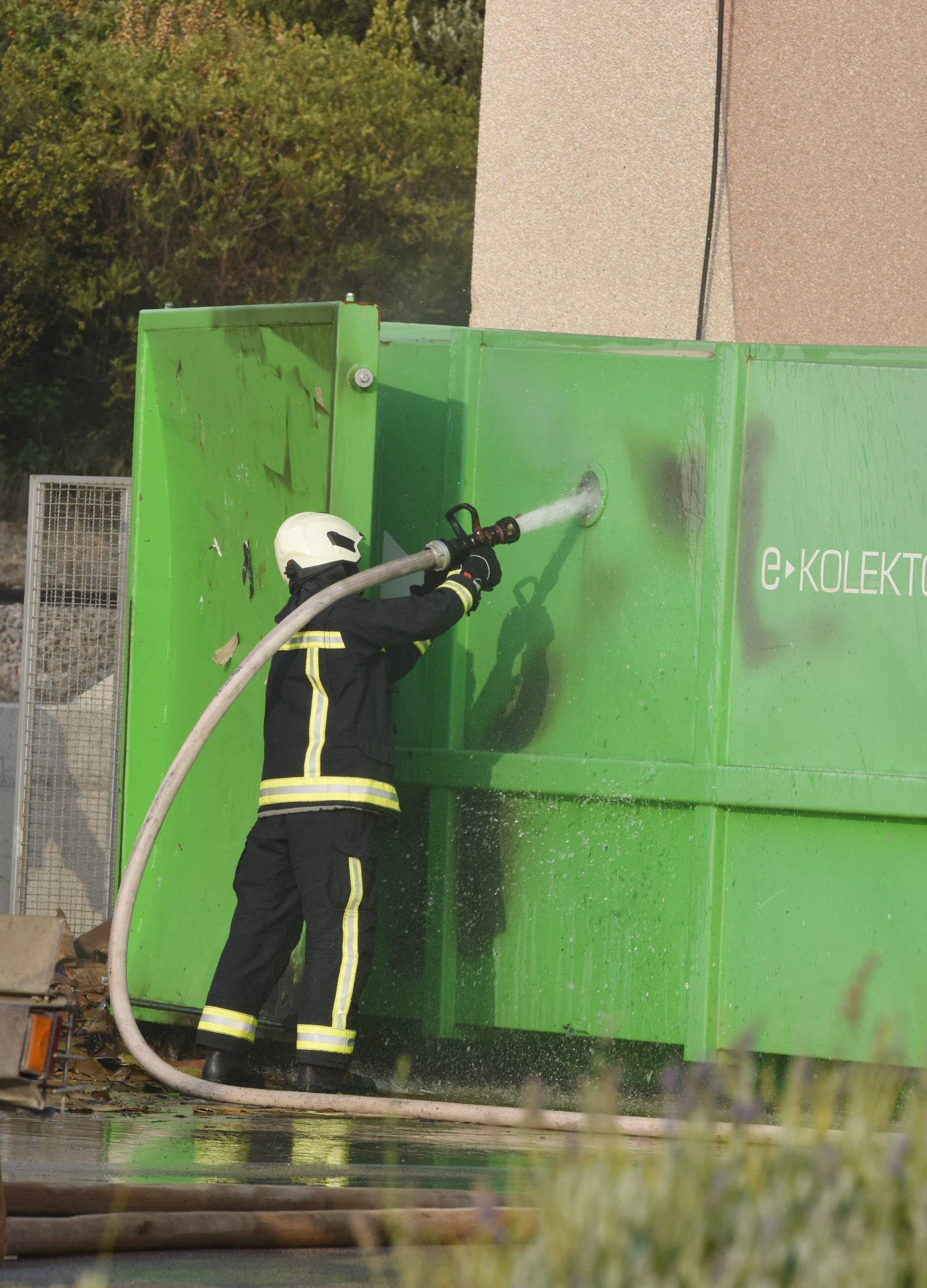 Planuo kontejner za reciklažu papira i kartona u Šibeniku