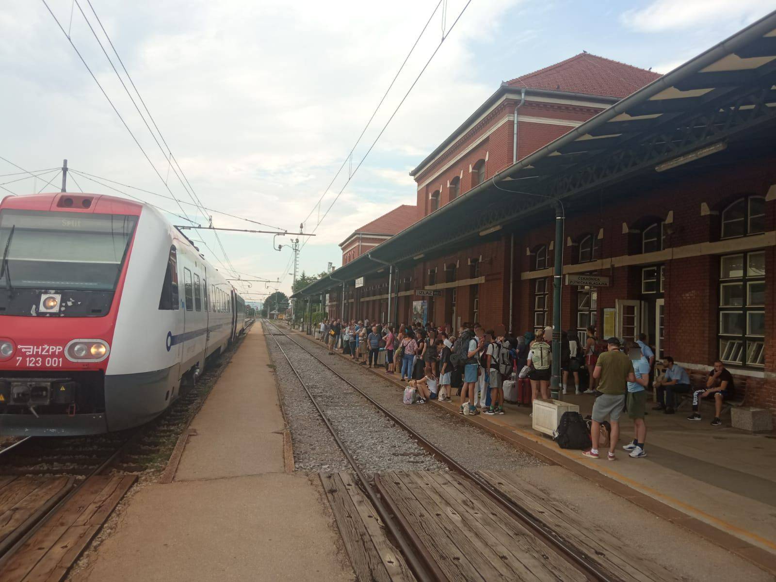 'Vlak za Split kasnio 130 minuta jer se pokvario. Novi smo čekali po najvećoj vrućini. Kakav užas'