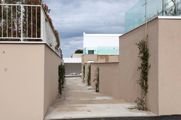 Šibenik: Novoizgrađene vile na plaži Rezalište u Brodarici