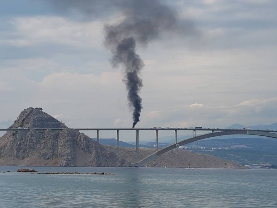 Planuo je automobil na Krčkom mostu, nema ozlijeđenih