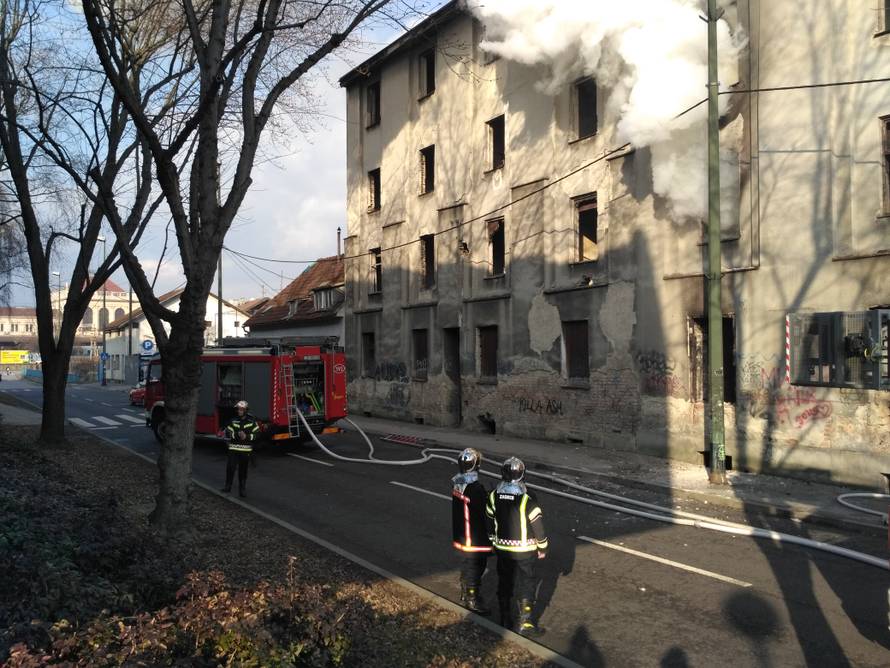 Stiglo pet vatrogasnih vozila: Gori smeće u zgradi u Zagrebu