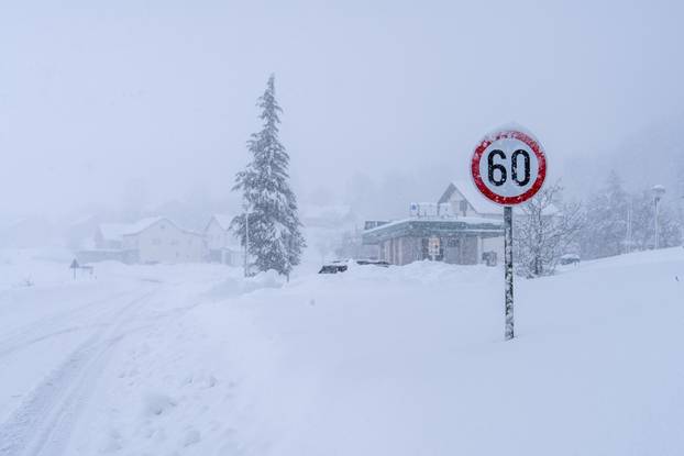 U Vrhovinama i Babinom Potoku palo je oko 50 do 80 cm snijega 