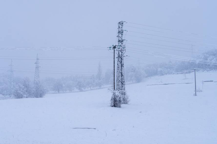Otočac: Zbog mokrog snijega koji pada dio Like ostao bez struje