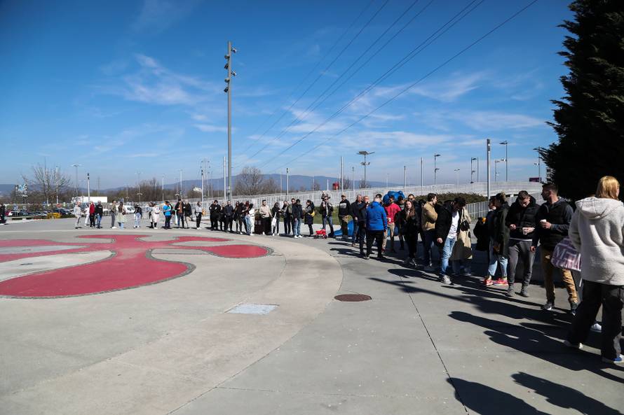 Brojni građani iskoristili lijepo vrijeme čekaujući u redu da posjete novootvorenu iStyle poslovnicu u Arena Centru 