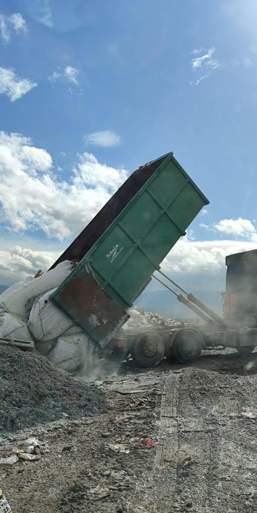 EKSKLUZIVNE SNIMKE: Opasni i plastični otpad bacali su i na gradsko odlagalište u Gospiću!