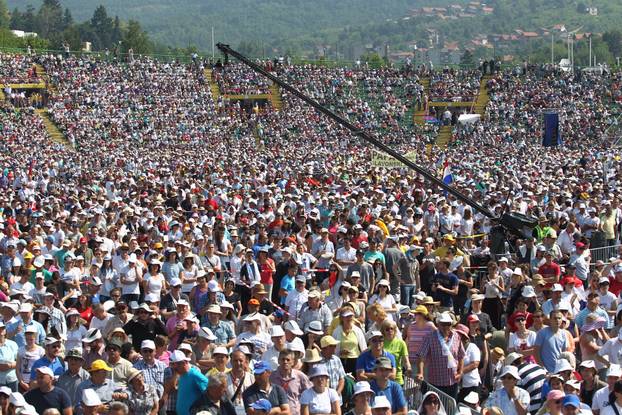 Sarajevo: Hodo?asnici se od ranih jutarnih sati okupljaju kako bi do?ekali papu na stadionu
