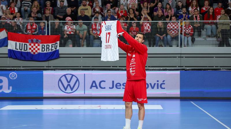 Kapetan Martinović podigao dres u čast bolesnom Šarcu: 'Svi ti želimo puno snage u borbi...'