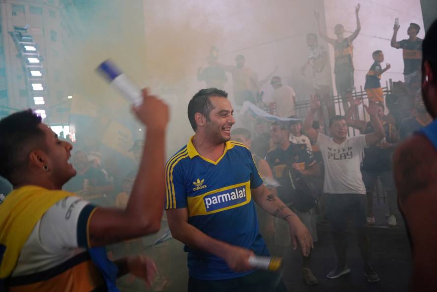 Tévez Maradonu strastveno poljubio pa s Bocom uzeo titulu