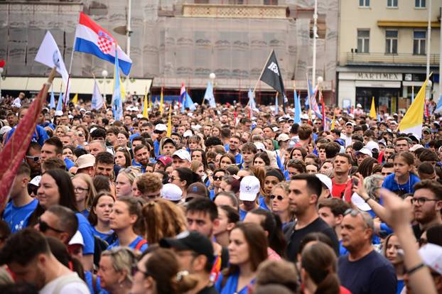 Zagreb: Dolazak hodočasnika Antunovskog hoda na Trg bana Josipa Jelačića
