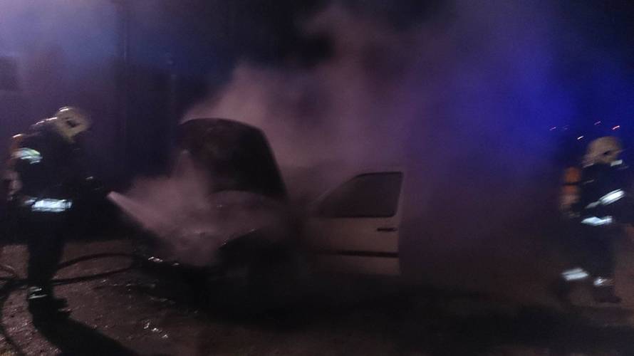 Brza intervencija: Vatrogasci ugasili požar na automobilu